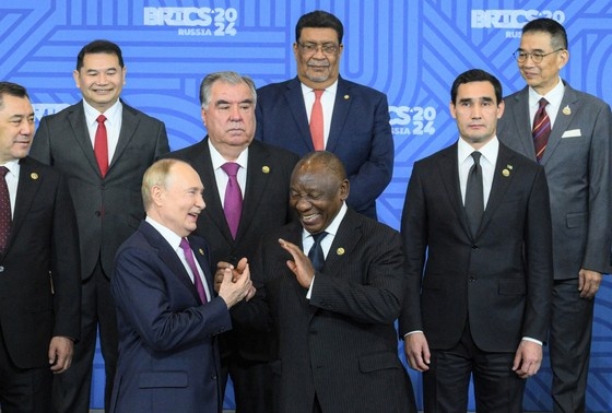     Владимир Путин и президент ЮАР Сирил Рамафоза (справа в первом ряду) на церемонии совместного фотографирования лидеров БРИКС в рамках XVI саммита БРИКС в Казани