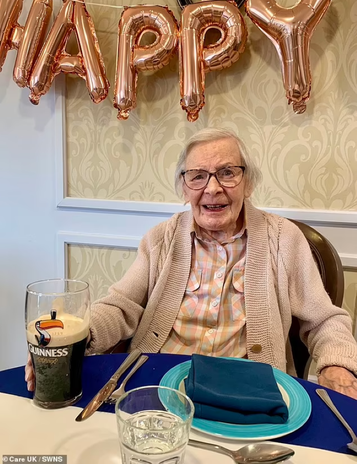 Кэтлин Хеннингс отмечает свой 105-й день рождения с пинтой стаута "Гиннесс". Фото с сайта https://www.dailymail.co.uk/