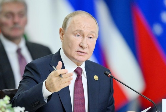     Владимир Путин на заседании глав делегаций стран БРИКС в расширенном составе в рамках XVI саммита БРИКС в Казани.