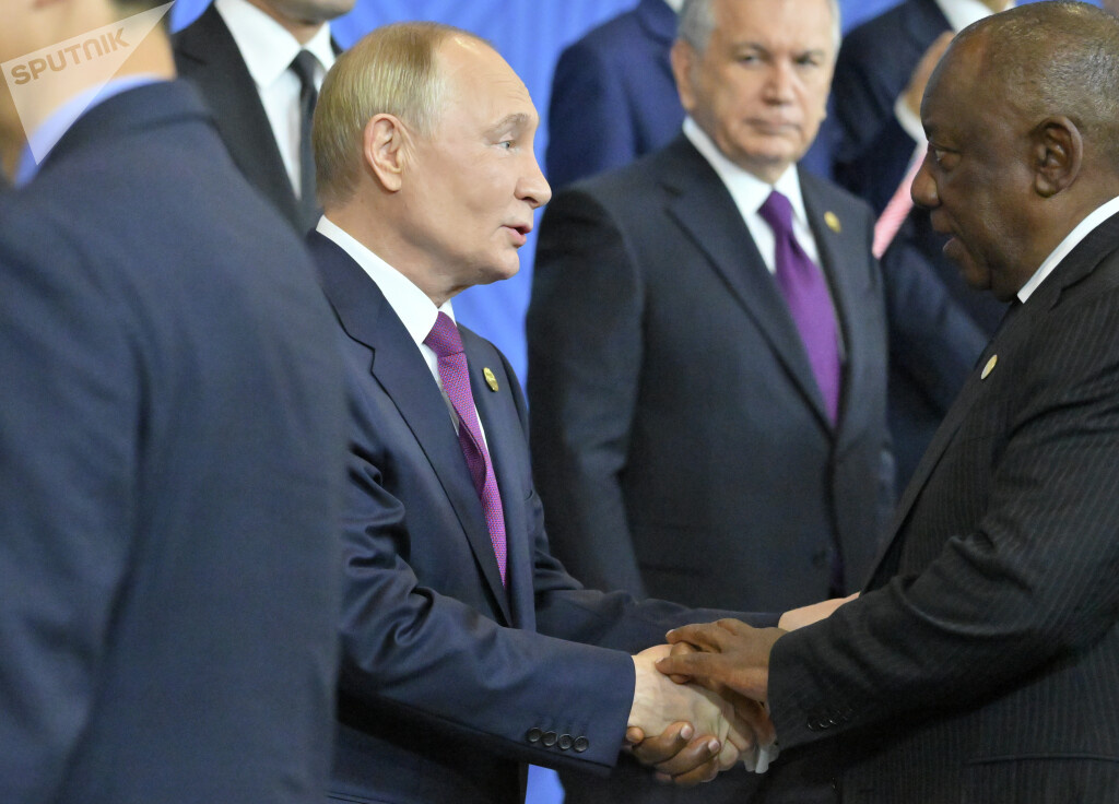 Президент РФ Владимир Путин и президент ЮАР Сирил Рамафоза (справа) на церемонии совместного фотографирования лидеров БРИКС