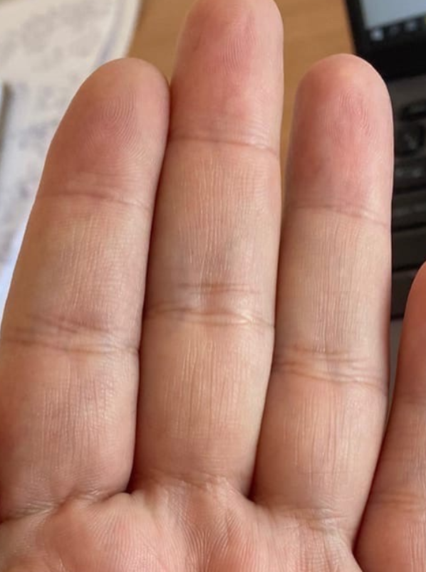 Указательный короче безымянного