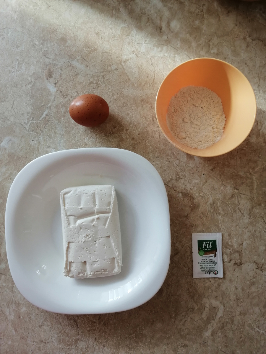 Муку можно использовать любую, какая у вас есть. Также я использую именно сахзам, потому что с ним получаются пышные вафли. Но вы можете готовить и без него. Тем более если у вас будут и без того сладкие вафли. 