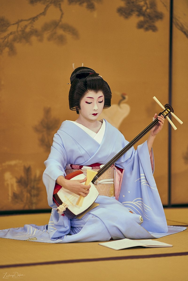 Гейша, играющая на сямисэне.