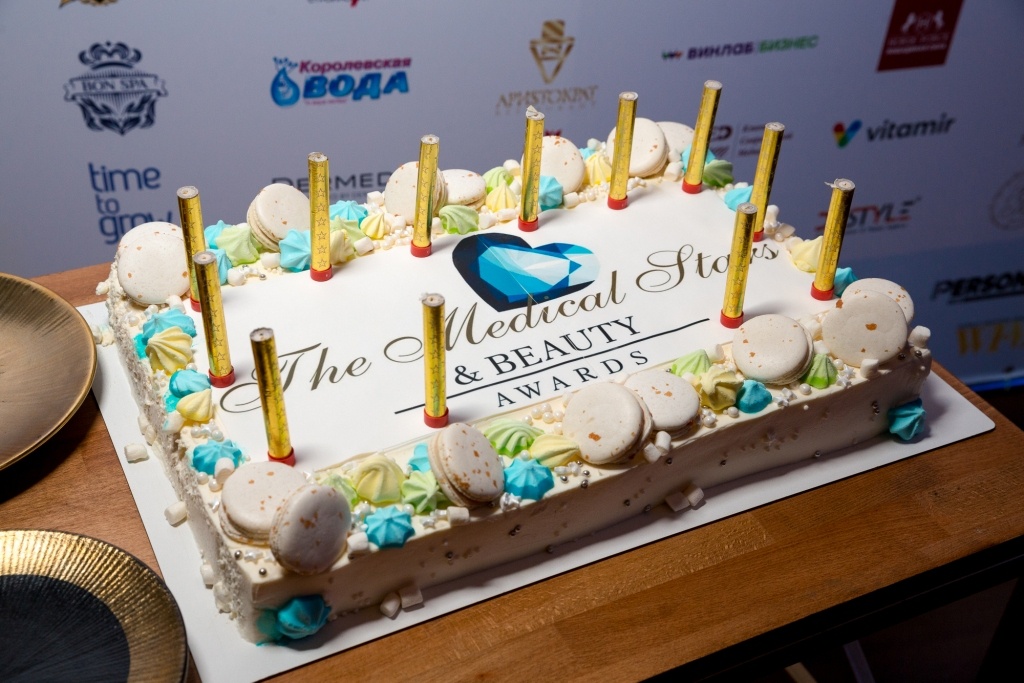 Не случайно символом премии THE MEDICAL STARS & BEAUTY AWARDS является синее хрустальное сердце, которое олицетворяет служение людям, сострадание, любовь и милосердие, символизирует солнце — как центр жизни 