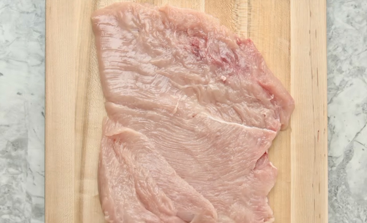 Пласт филе, готовый к сворачиванию в рулет