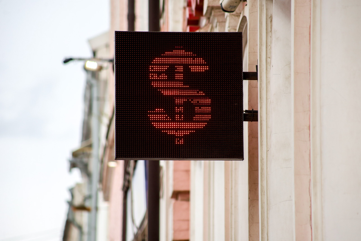 Обменные пункты и банки соглашаются провести операции с обменом валюты, но с большим дисконтом – до 5 % и более.  Фото: Фото: ФедералПресс / Елена Майорова