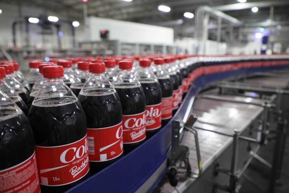 Автоматы для выдува ПЭТ-тары работают на всех предприятиях, выпускающих напитки. Фото: https://bochkari.ru/