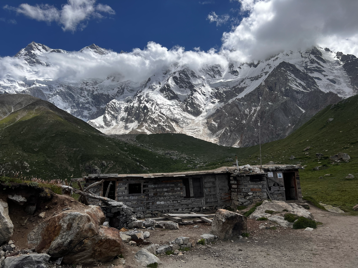 Домик на месте расположения базового лагеря