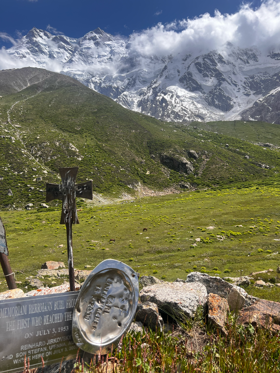 Мемориальные таблички в лагере Нанга Парбат