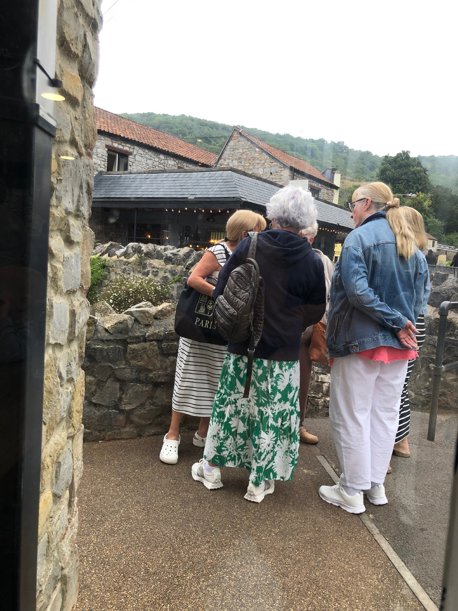 В Чеддере, Англия 