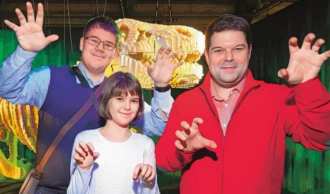 на фото Сергей Бабаев с детьми