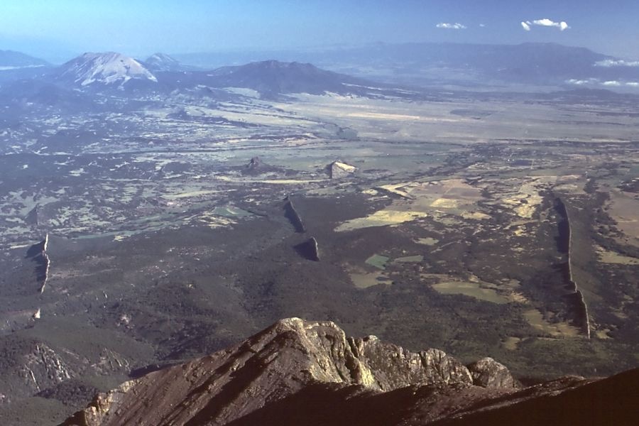Дайки вблизи Испанских вершин, штат Колорадо (США). Фото: wikiFileWestSpanishPeakCO.jpg 