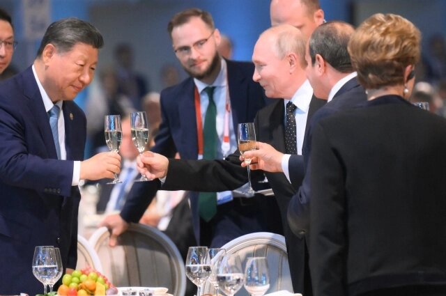    Владимир Путин поднял тост за народы стран объединения БРИКС. Фото: Фотохост-агентство brics-russia2024.ru