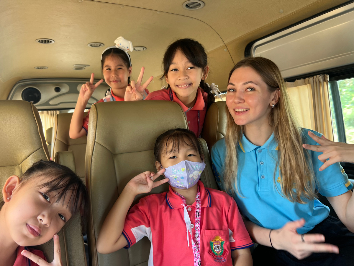 Здесь я со своим классом едем на школьную экскурсию 