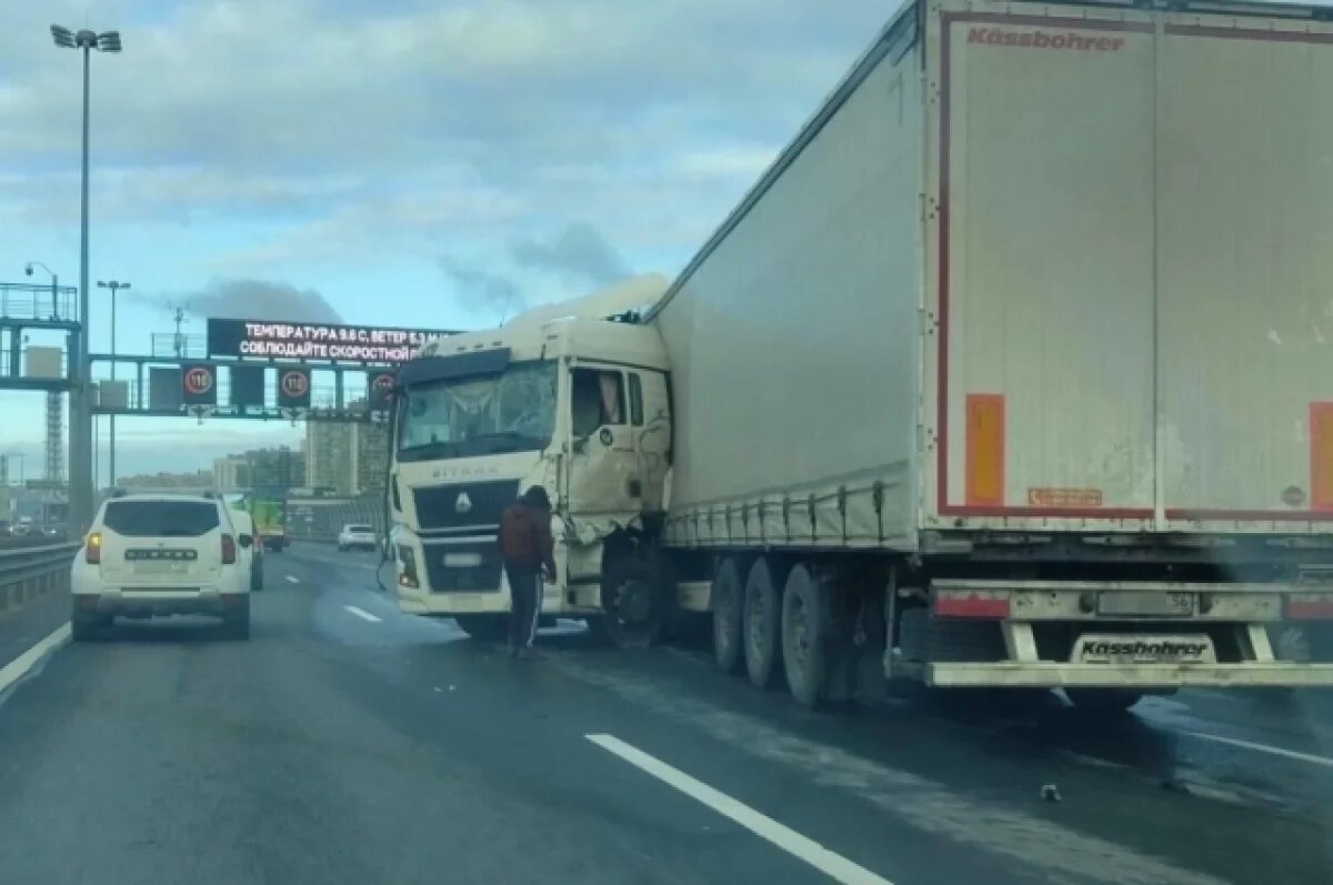    Из-за ДТП с грузовиком на КАД у Мурино авто с утра стоят в плотной пробке