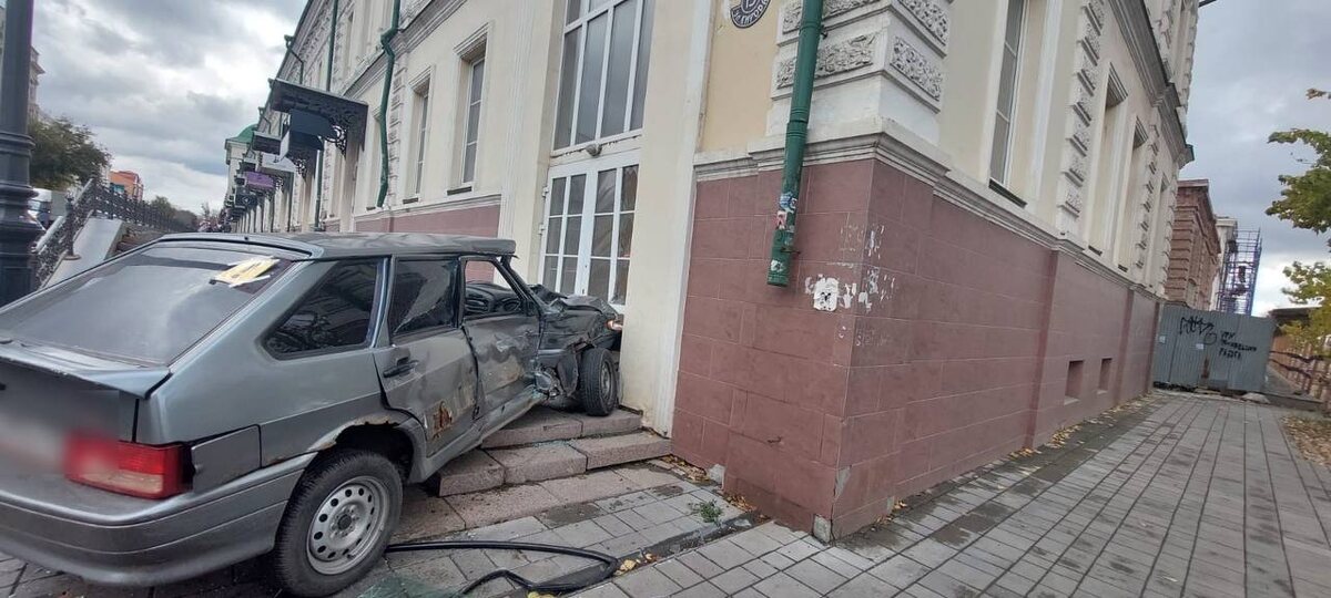  📷    Конечная «Гостиный двор». В Оренбурге легковушка сняла с маршрута пассажирский автобус Марина Шарт