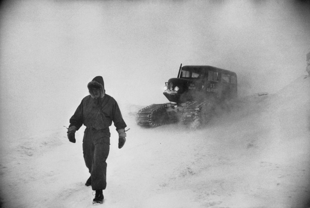 Пеший гид идет вниз по горе Вашингтон в Нью-Гэмпшире, 1953 год. (Фото из Интернета, Peter Stackpole The LIFE Picture Collection/Shutterstock)