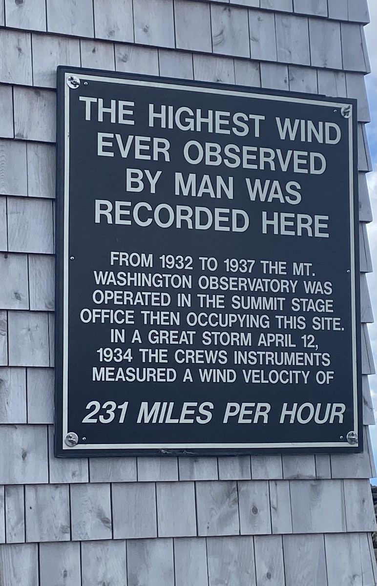 Табличка, установленная на вершине (фото автора).