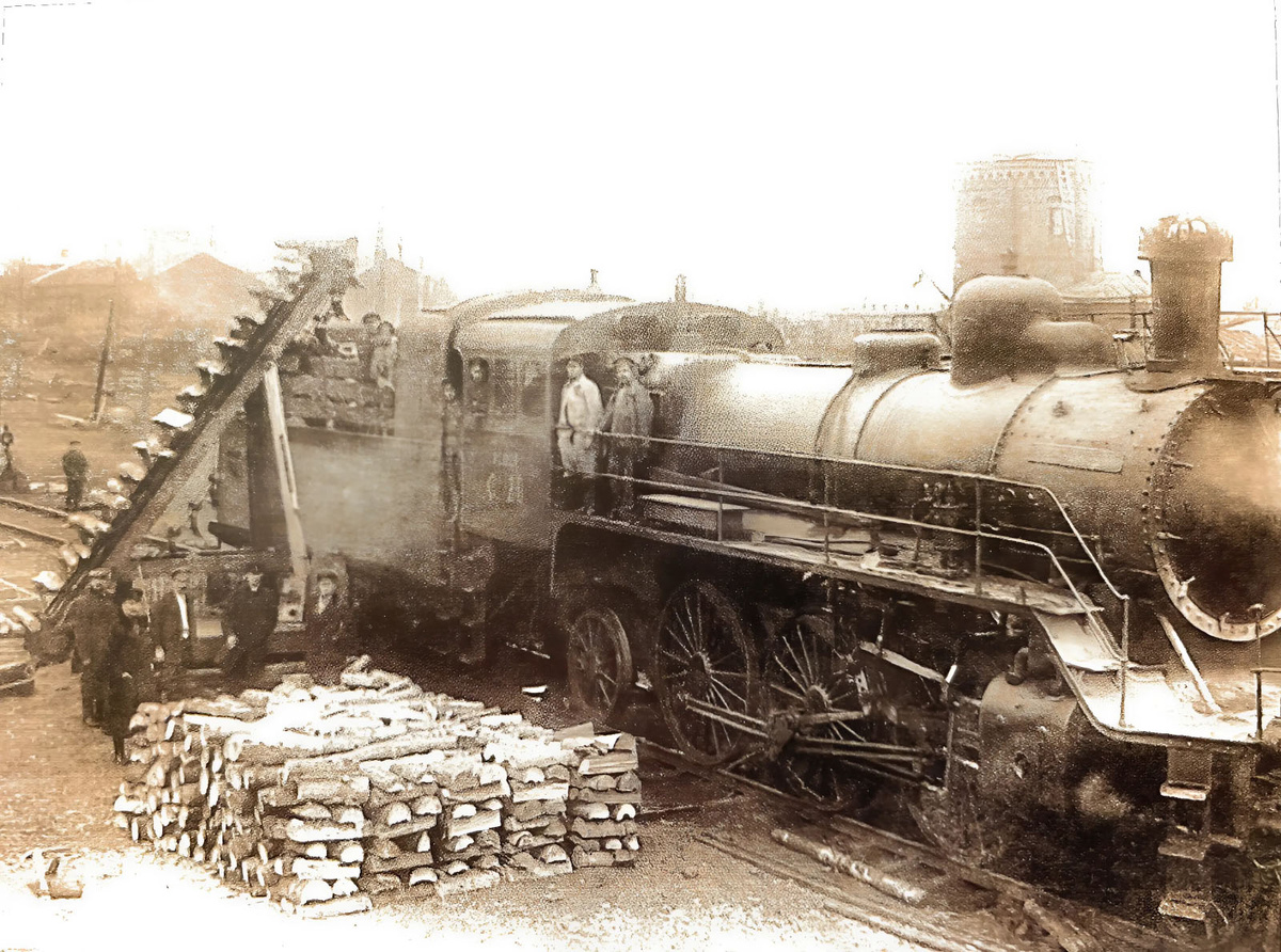 Николаевская железная дорога. Погрузка дров в тендер паровоза механическим способом. 1920 год.