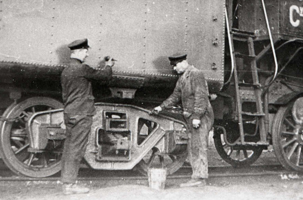 Из фондов музея. Паровозная бригада окрашивает тендер паровоза Су.