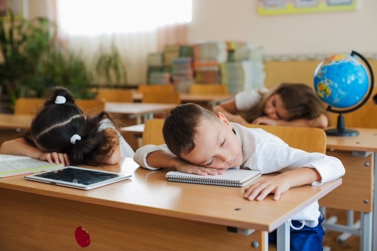 источник фото: <a href="https://ru.freepik.com/free-photo/schoolchildren-leaning-table-sleeping_1250226.htm#fromView=search&page=1&position=19&uuid=9d67fb70-f717-4e98-8e7e-adf601805931">Изображение от freepik</a>