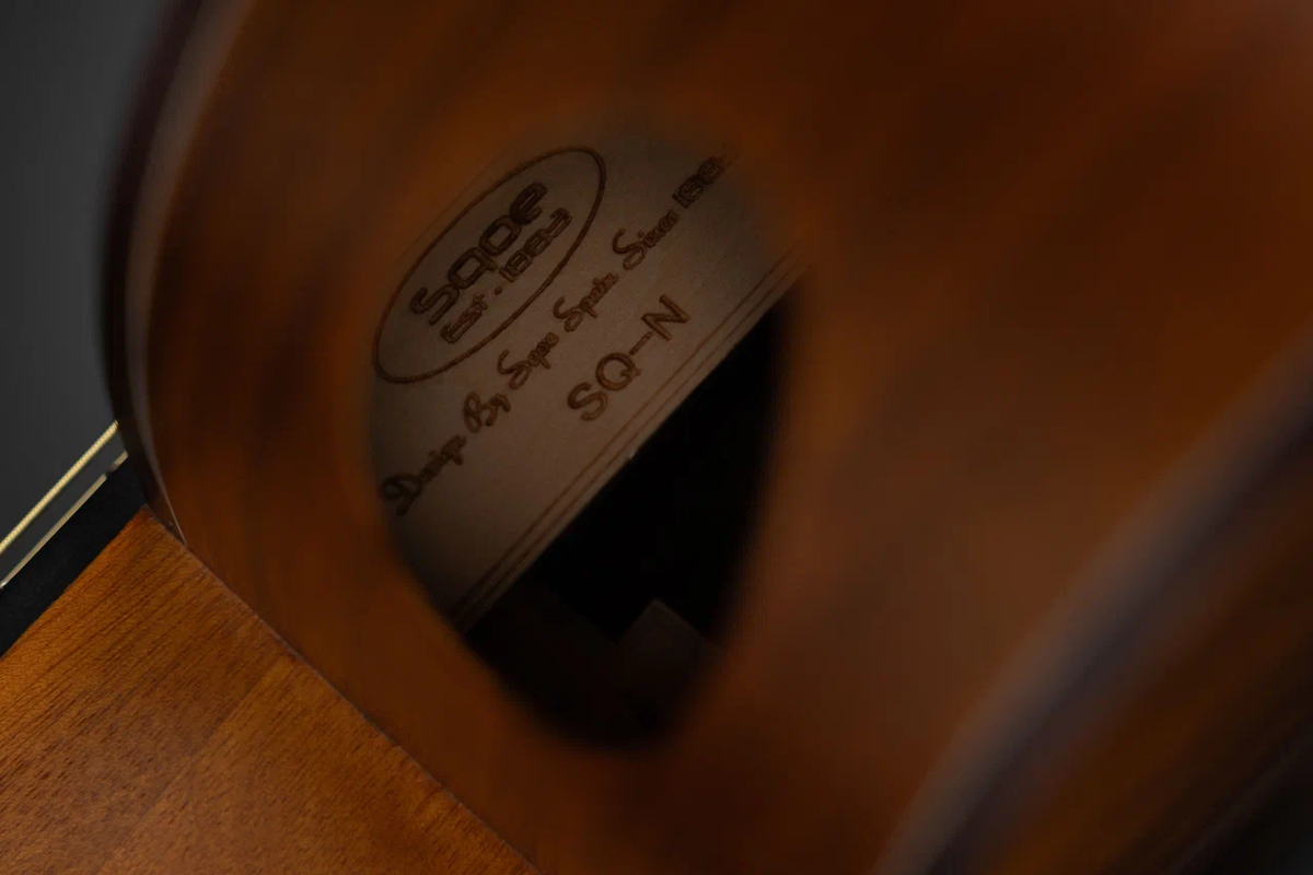 Резонаторное отверстие на акустической гитаре SQOE SQ-N