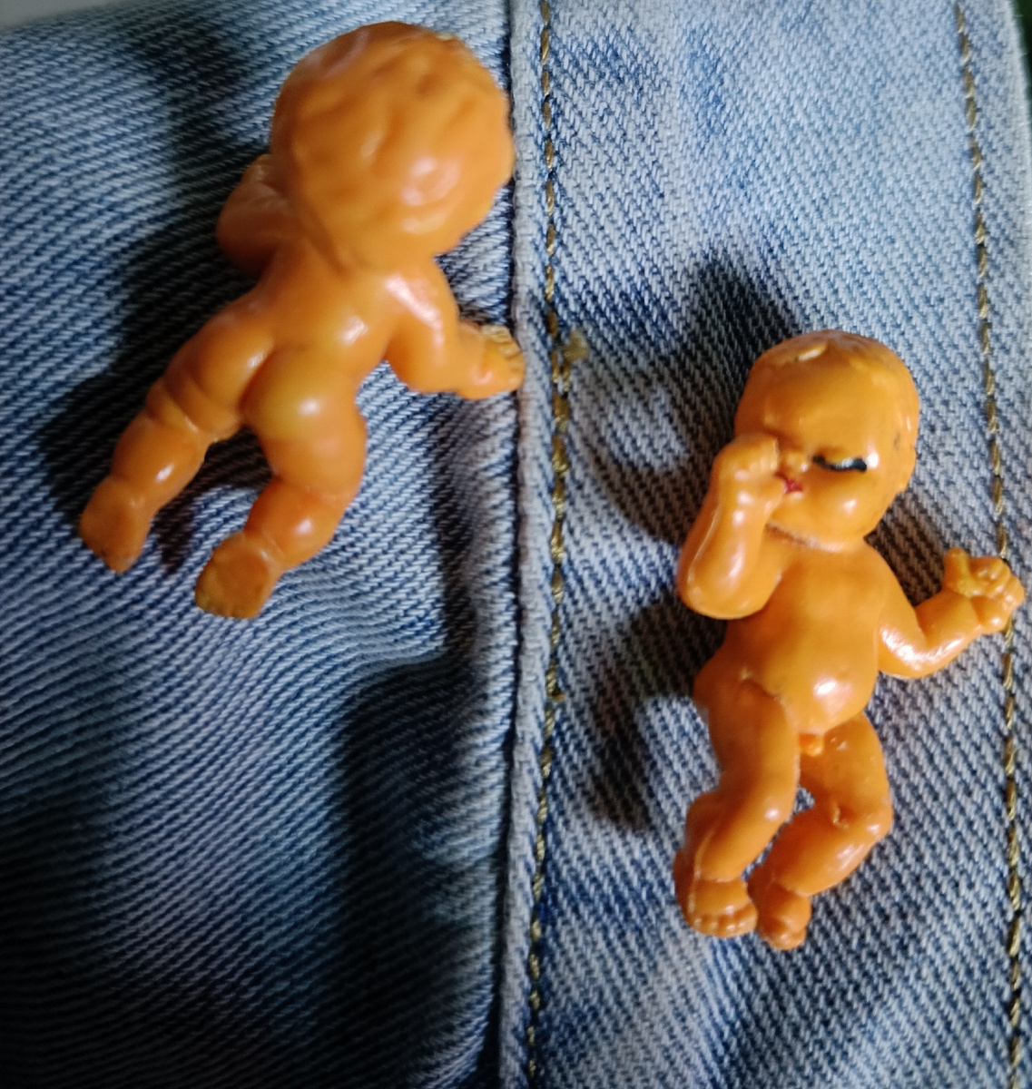 Те самые пупсы. А то, что вы за производственный брак приняли -различие между мальчиком и девочкой! 