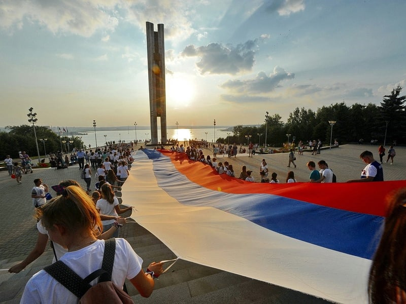 флаг России, растянутый к монументу дружбы народов, г.Ижевск