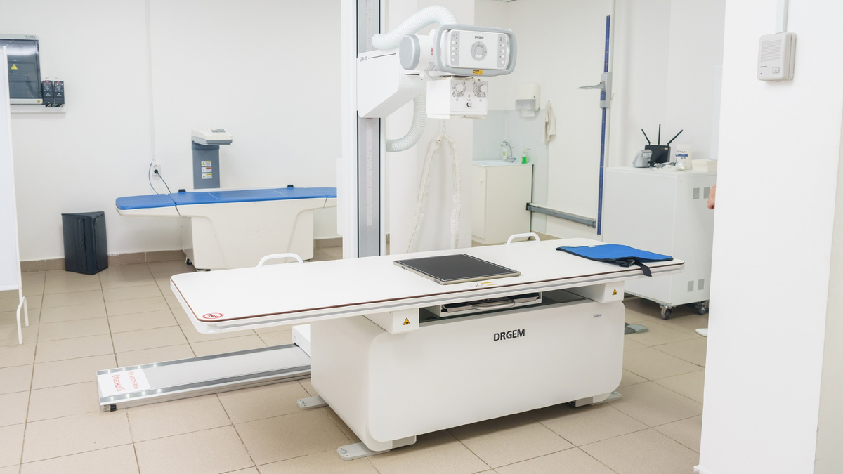 Рентген-диагностика в нашем медицинском центре отличается: 
⃣-Высоким качеством изображений: мы используем современный цифровой рентген аппарат DRGEM , который обеспечивает высокое разрешение и великолепную детализацию изображений.
⃣-Быстротой и эффективностью: рентгеновские исследования проводятся быстро, что позволяет получить результаты в кратчайшие сроки и немедленно приступить к лечению; рентгенологический кабинет работает каждый день с 8.00 до 19.00
⃣-Безопасностью: минимальная лучевая нагрузка, специальные защитные фартуки для зон не требующих рентгенографии ,все процедуры проводятся под строгим контролем и соблюдением норм радиационной безопасности, чтобы минимизировать воздействие на пациента.
⃣-Многообразием исследований: наша система позволяет решать любые рентгенодиагностические задачи, благодаря цифровой системы формирования изображений; мы предлагаем широкий спектр рентгеновских исследований: включая рентген грудной клетки, органов пищеварения, скелетной системы и других областей тела.
⃣-Доступными ценами.