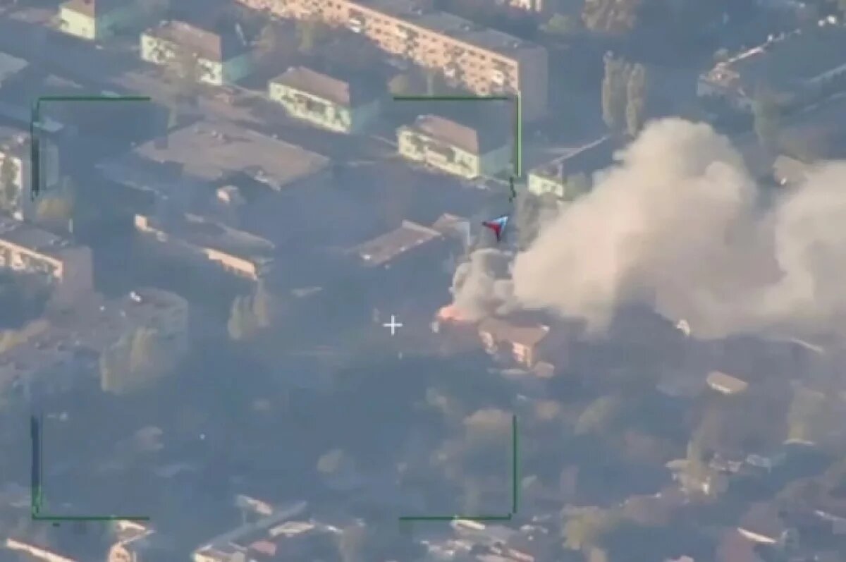    МО показало видео удара ФАБ-3000 по пункту дислокации дронов ВСУ в Курахово