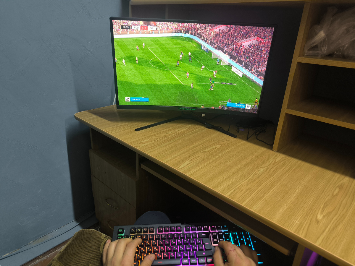 Новенький мониторчик