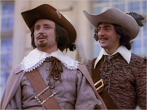 Вам не кажется, что Атос, рассказывая про повешение Миледи, слегка привирает? Источник: kino-teatr.ru