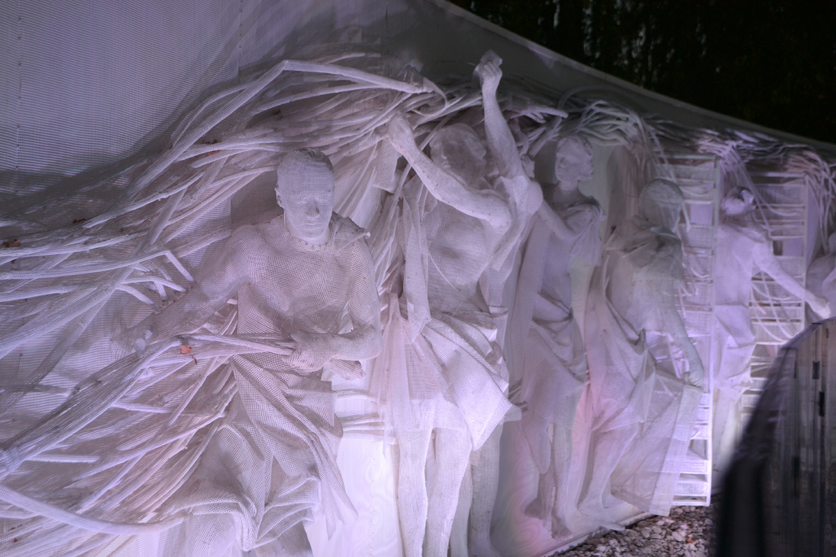 Арт-объект «Искусственная среда» — многофигурный барельеф из пластиковой сетки, созданный краснодарскими художниками Фото: Маргарита Синкевич