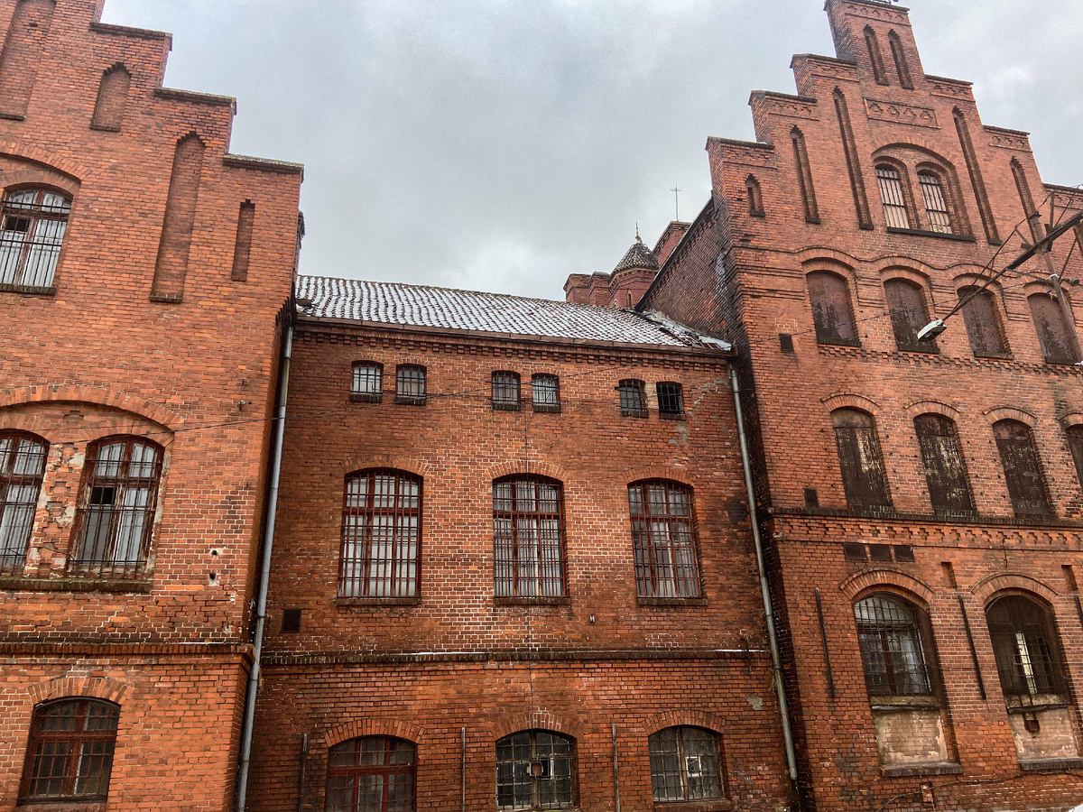 Здание замка-тюрьмы Тапиау, Калининградская область. Фото Берега Балтики
