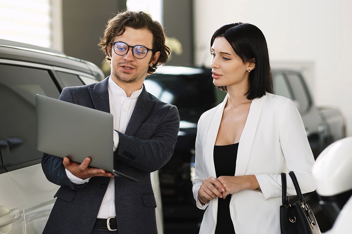 Недостаточно просто купить машину: нужно оформить обязательный страховой полис. Источник: Shutterstock📷
