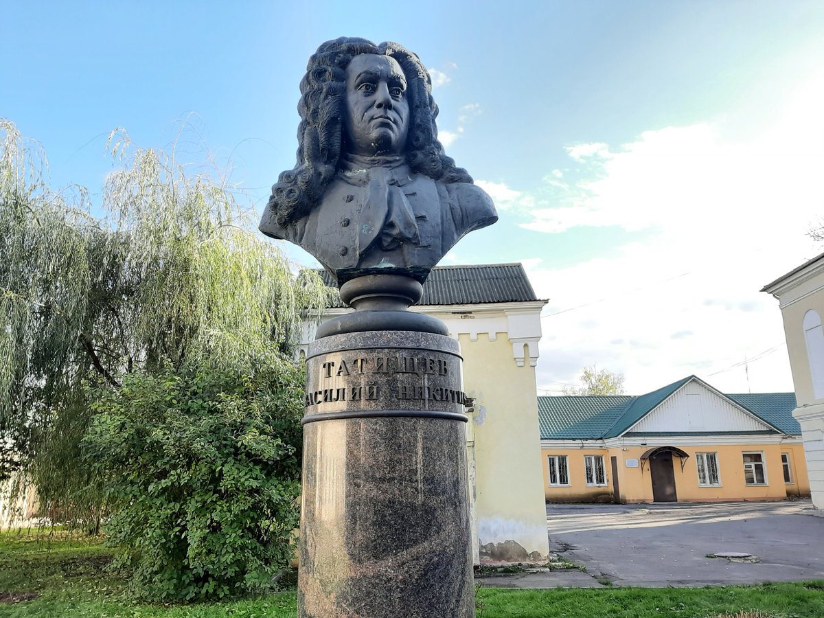 фото памятник Татищеву