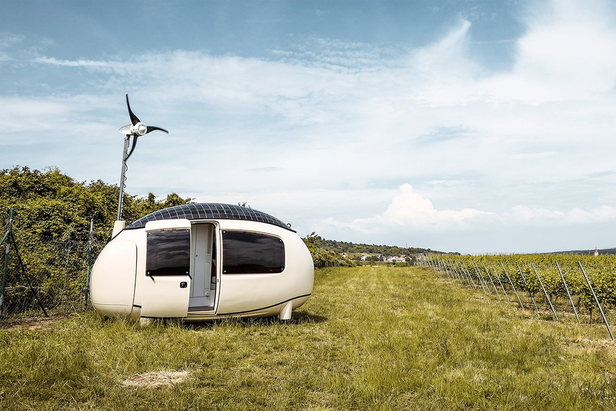 Автономный мобильный дом Ecocapsule питается от солнечных батарей и ветряной турбины, обеспечивая до 2,8 кВт/ч возобновляемой энергии и аккумулятор емкостью 28,8 кВт/ч для самостоятельного проживания даже в отдаленных местах. 