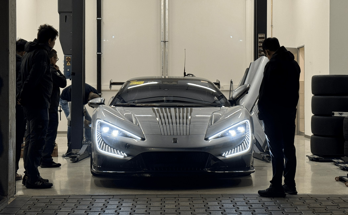 Yangwang U9 на трассе Нюрбургринг