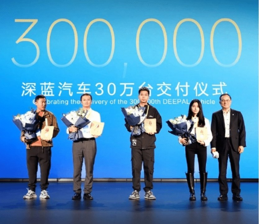 Праздник в честь продажи 300,000 автомобилей