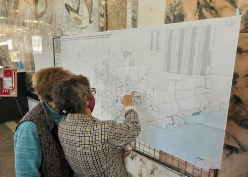 



📷


Больше всего людей интересует строительство новых автодорог. Краснодарцы беспокоятся, что из-за того, что они будут проложены вдоль поселка, весь автотрафик из Индустриального будет проходить через их населенный пункт.
Однако этого не произойдет, так как будет организован объезд со стороны новой территории с юга по концепции Новознаменского. Это должно разгрузить поселок Лорис и улучшить транспортную доступность для жителей,— пояснил сотрудник Санкт-Петербургского научно-исследовательского института перспективного градостроительства Аскар Бахтияров.📷
Свои замечания и предложения по поводу единого документа краснодарцы могут оставить на сайте мэрии.Ранее «Краснодарские известия» писали, что публичные слушания по единому документу терпланирования продлятся до 25 октября включительно.