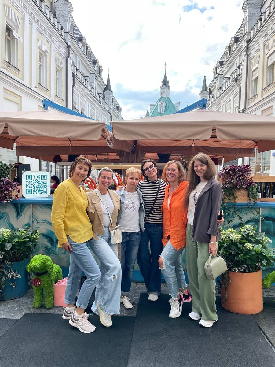 Команда со своими тренерами: Ирина Турчинская и Виктория Васильева