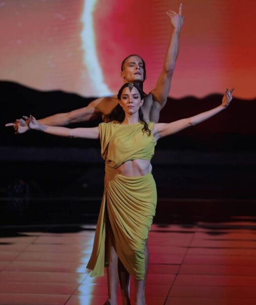     Евгения Медведева танцует. Фото: ТВЦ