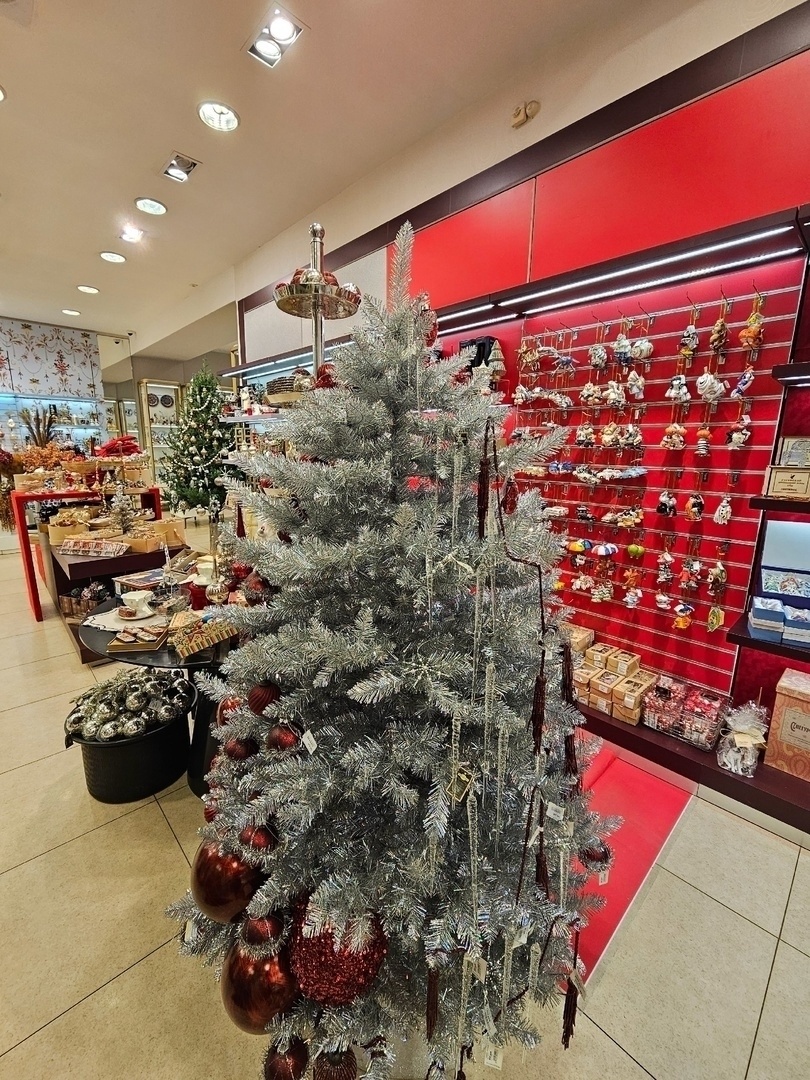    Под ёлочную атрибутику в магазине отвели два больших зала.Евгения Назарова