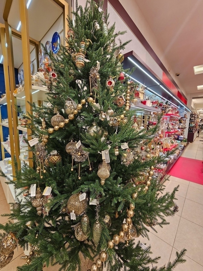    Под ёлочную атрибутику в магазине отвели два больших зала.Евгения Назарова