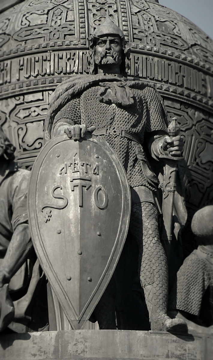 Князь на памятнике, посвящённом тысячелетию России. Сам памятник находится в Новгороде Великом. Изображение взято из открытых источников.