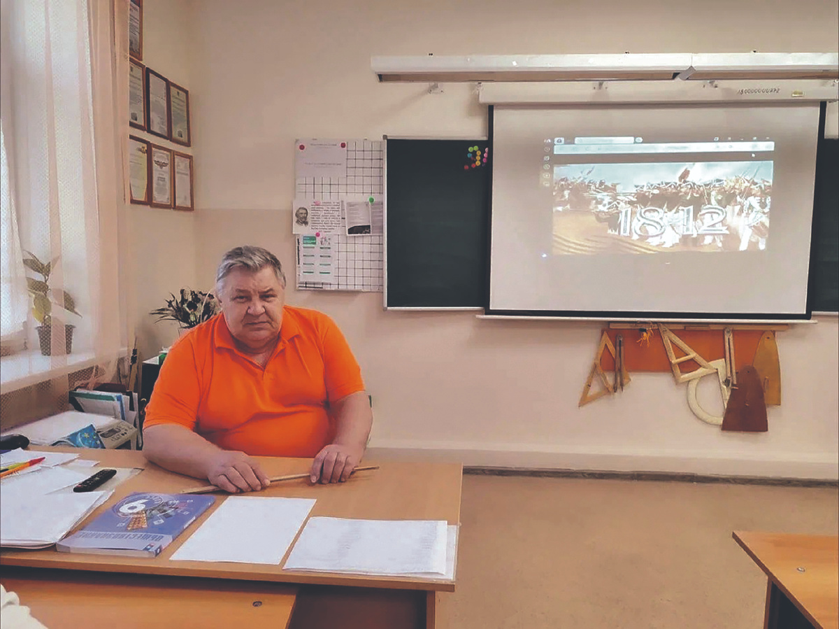 Александр Буданов работает учителем истории и обществознания в школе №15.