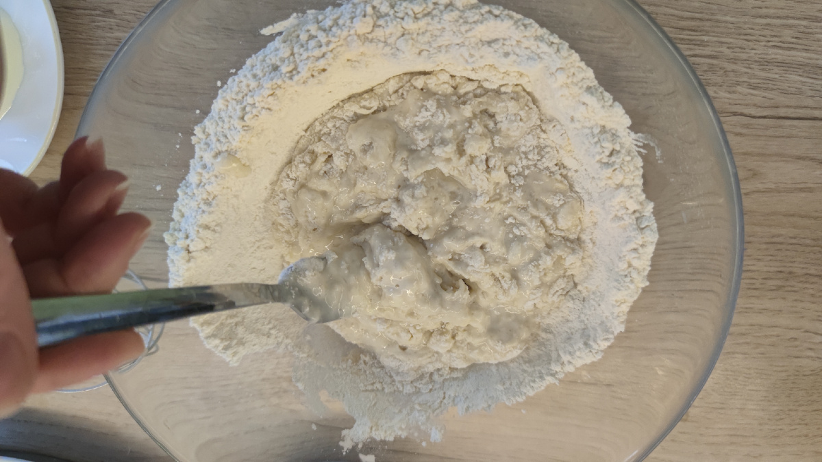 Вымешиваю сначала вилкой, потом руками