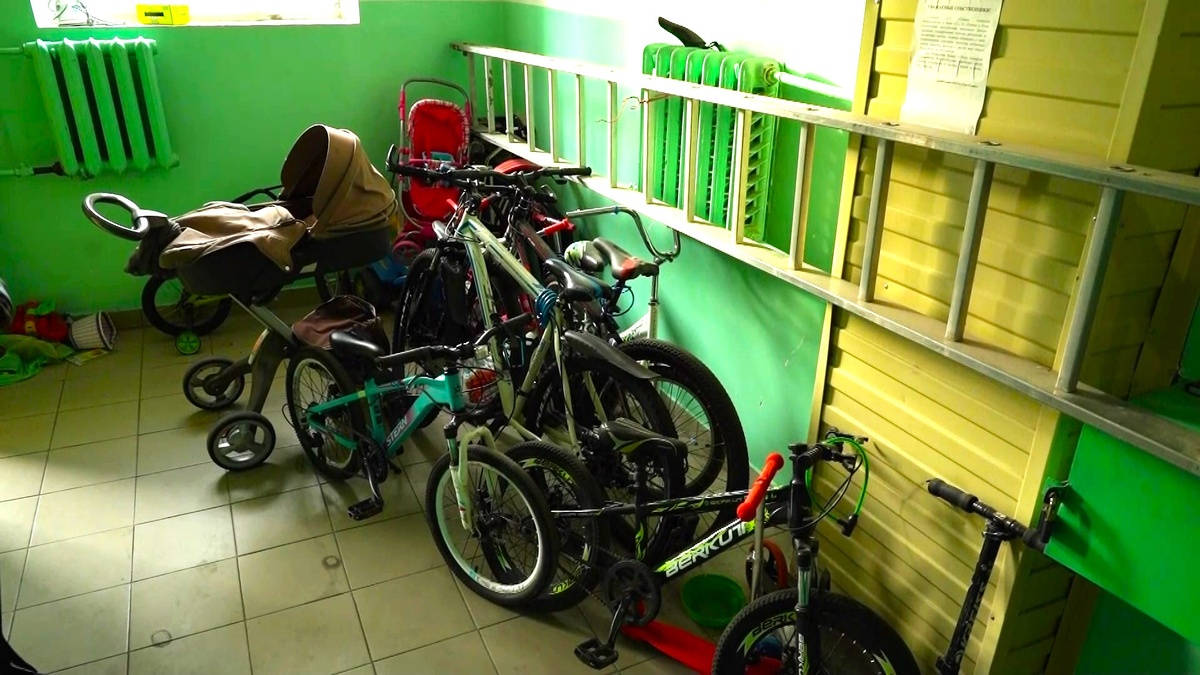    Из сургутских многоэтажек выносят велосипеды и коляски, захламляющие пути эвакуации