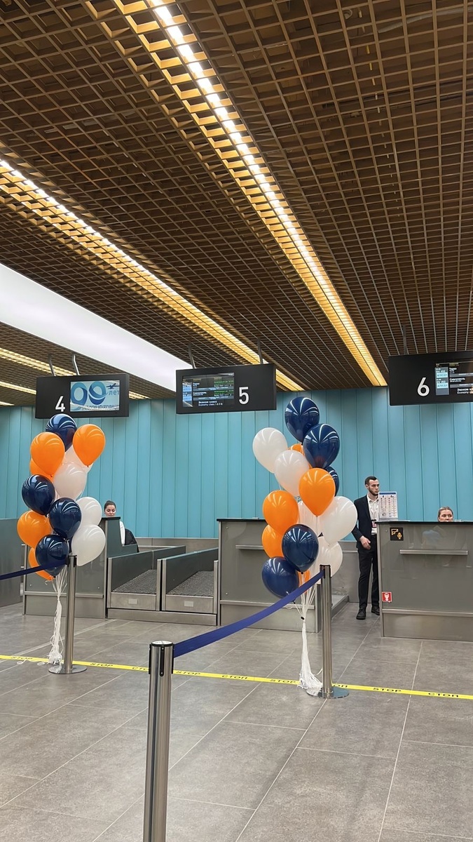 Так украшены стойки регистрации первого чартерного рейса в Камбоджу