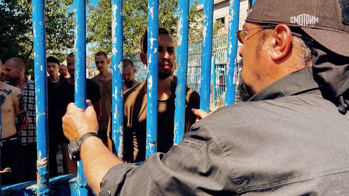 Кадр из документального фильма Стивена Сигала "Во имя справедливости".